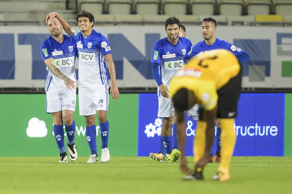 L&#039;attaquant lausannois Francesco Margiotta, gauche, est felicite par ses coequipiers apres avoir marque le 1:0, lors de la rencontre de football de Super League entre le FC Lausanne-Sport, LS, et ...