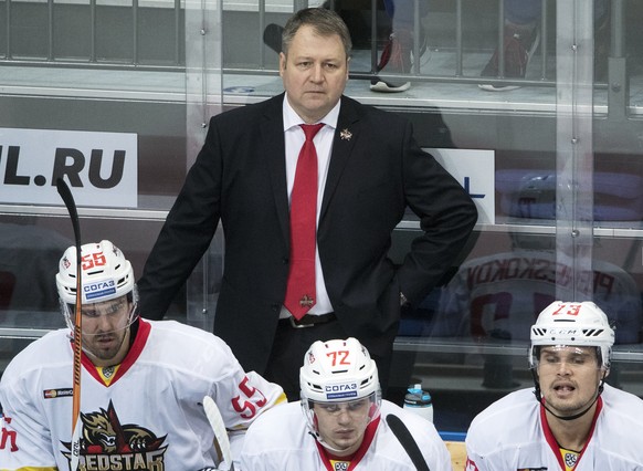 Kunlun Red Star&#039;s head coach Vladimir Yurzinov, center, watches the Kontinental Hockey League match between Spartak and Kunlun Red Star, in Moscow, Russia, Saturday, Oct. 1, 2016. (AP Photo/Pavel ...