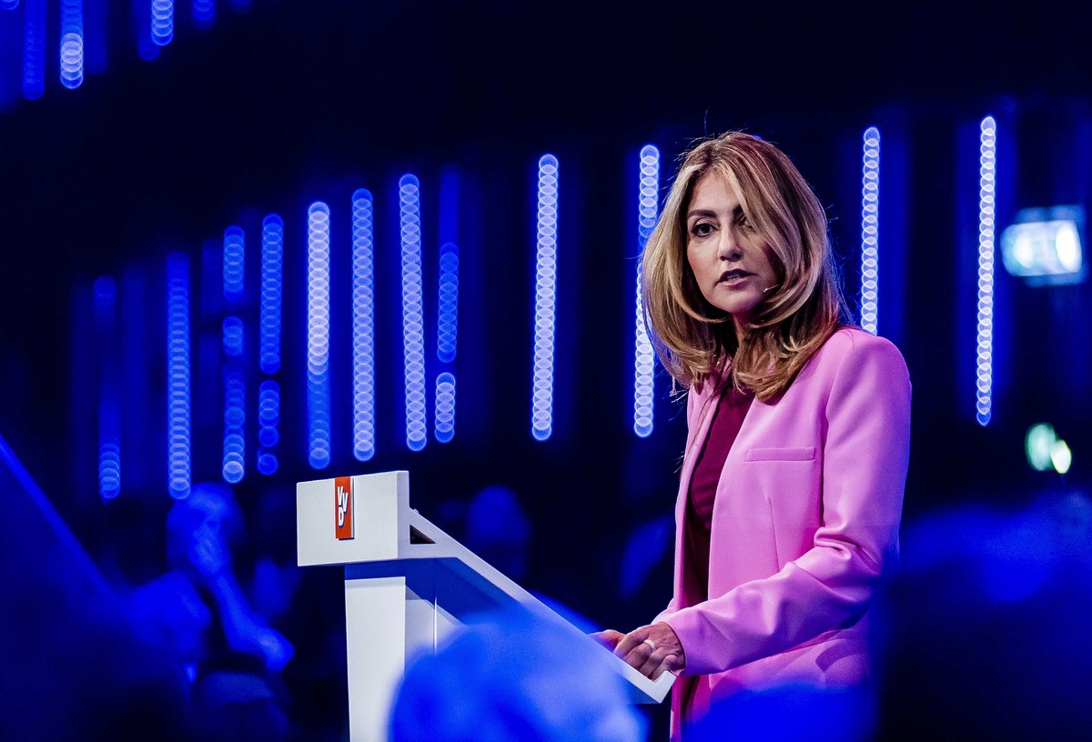 epa10878407 Party leader Dilan Yesilgoez delivers a speech at the party conference of the Dutch 'People's Party for Freedom and Democracy' (VVD), in Rotterdam, The Netherlands, 23 Septe ...