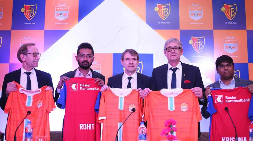 Peter Martin von Bueren (FCB-CFO), Roland Heri (FCB-CEO), Rohit Ramesh (Teilinhaber Chennai City FC) Bernhard Burgener (FCB-Präsident), R Krishnakumar (Teilinhaber Chennai City FC) bei der Verkündung  ...