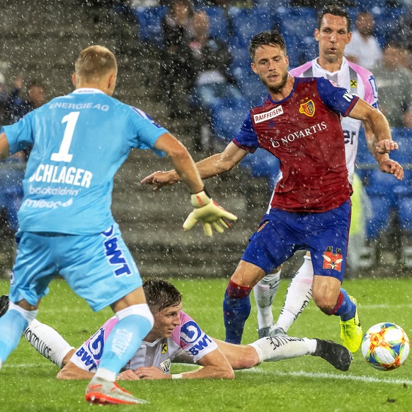 epa07761162 Basel&#039;s Ricky van Wolfswinkel (2-R) in action against LASK&#039;s goalkeeper Alexander Schlager(L) during the UEFA Champions League third qualifying round, first leg soccer match betw ...