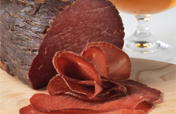 14. Trockenfleisch: Die Amis schaufeln sich gern Beef-Jerky rein. Schmeckt nicht jedem und ist bei uns ohnehin nicht sehr verbreitet. Dafür haben wir eigenes Trockenfleisch wie zum Beispiel Mostbrökli ...