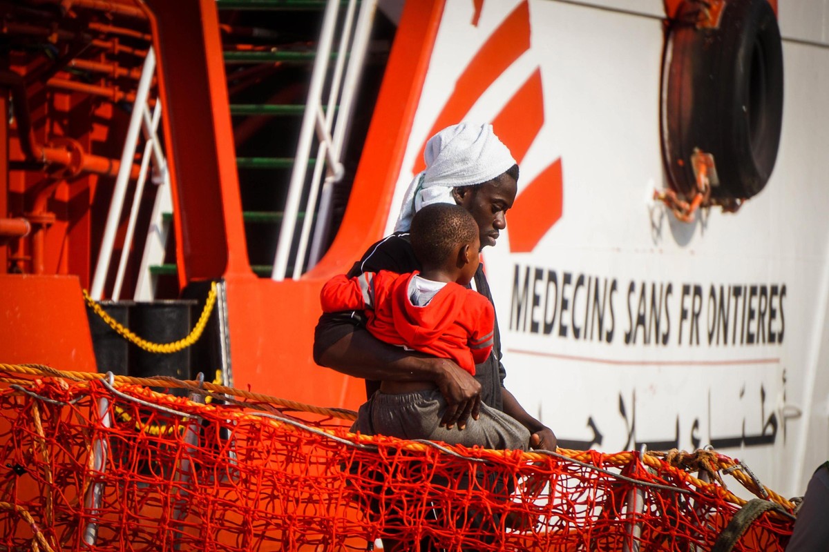 epa06086316 Migrants disembark from the humanitarian 'Vos Prudence' ship of Doctors Without Borders (Medecins Sans Frontieres, MSF) at Molo Manfredi quay, in Salerno's main harbour, Cam ...