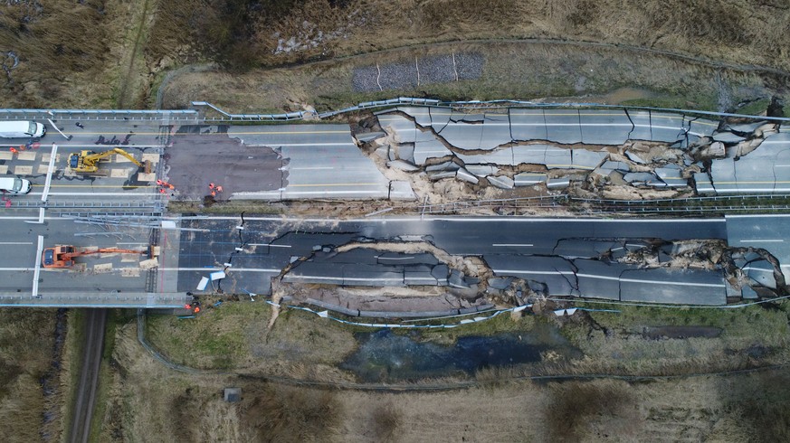 19.02.2018, Mecklenburg-Vorpommern, Tribsees: Bagger stehen bereit zum Rueckbau des Strassendammes an dem zerstoerten Teilstueck der Autobahn 20 bei Tribsees (Landkreis Vorpommern-Ruegen). Seit Septem ...