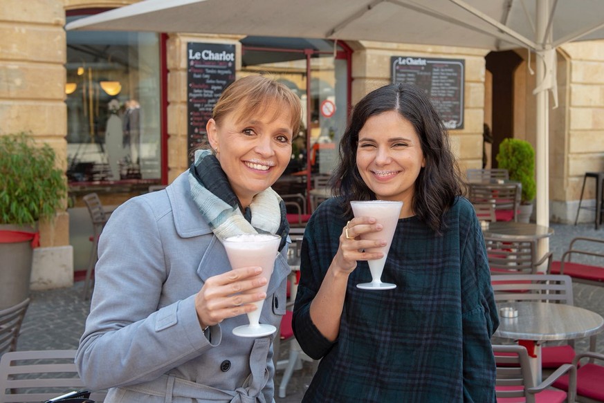 Frappés könne man ohne Strohhalm trinken, so das Credo von Violaine Blétry-de Montmollin (links) und Leïla Rölli von der Vereinigung «En Vert Et Contre Tout».