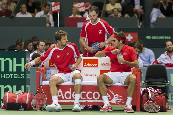 Genf, 19.09.2015, Tennis Davis Cup, Schweiz - Holland, vlnr, Marco Chiudinelli, Captain Severin Luethi und Roger Federer (SUI) (Pascal Muller/EQ Images)