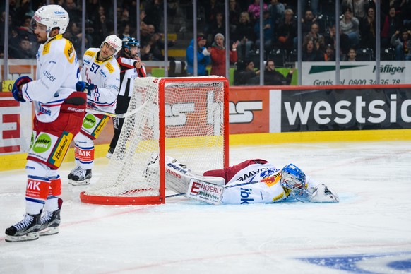 Klotens Goalie Luca Boltshauser reagiert auf das neunte Tor in der Partie, im Eishockey Meisterschaftsspiel der National League zwischen dem SC Bern und den EHC Kloten, am Freitag, 6. Oktober 2017, in ...