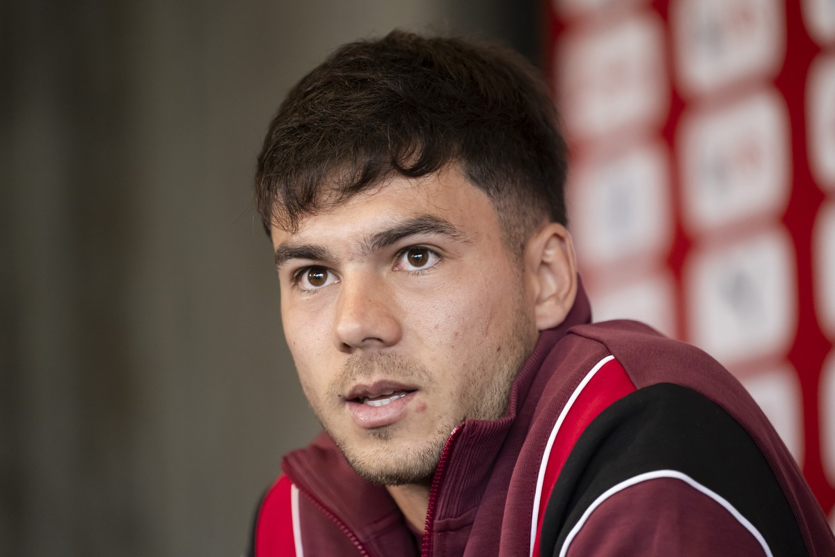 Der neue Spieler der Schweizer Fussballnationalmannschaft Lucas Blondel spricht waehrend einer Medienkonferenz, am Mittwoch, 19. Maerz 2025, in The Campus, in Almancil, Portugal. Die Schweizer Fussbal ...