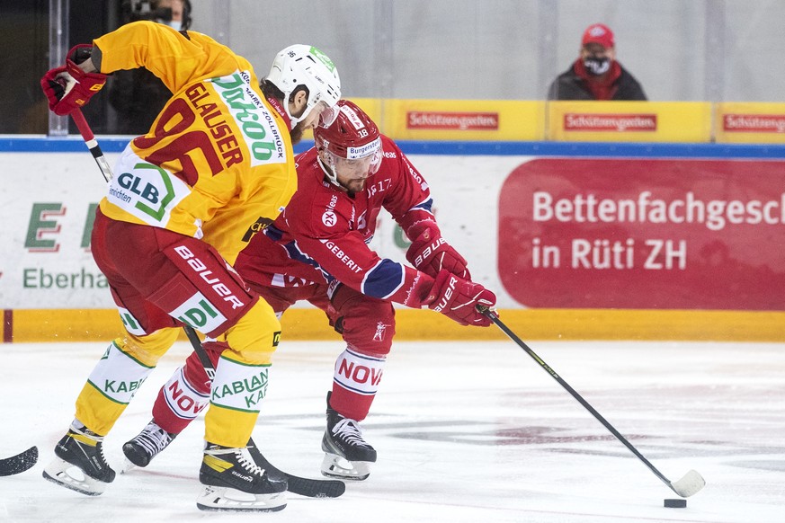 Langnaus Andrea Noah Glauser, links, im Spiel gegen Rapperswils Jeremy Wick, rechts, im Eishockeyspiel der National League zwischen SC Rapperswil-Jona Lakers und den SCL Tigers am Freitag, 23. Oktober ...