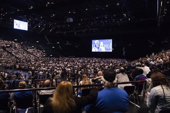 Zuercher Fans verfolgen das Eishockey Playoff-Finalspiel der National League zwischen dem HC Lugano und den ZSC Lions am Samstag, 21. April 2018, im Zuercher Hallenstadion. (KEYSTONE/Ennio Leanza)