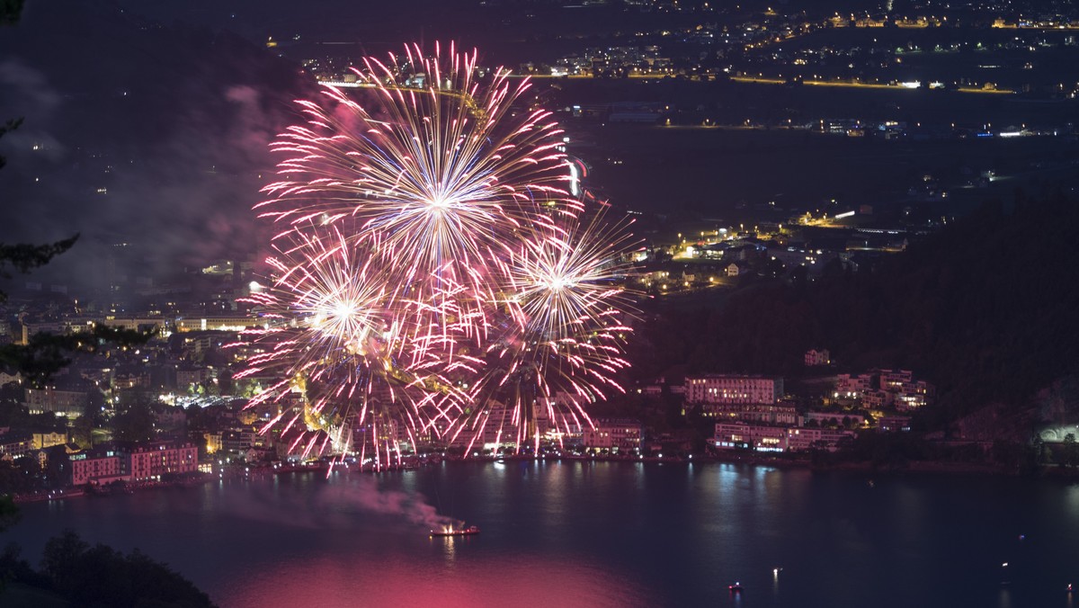 Das bewilligte Feuerwerk von Brunnen mitten auf dem Vierwaldstaettersee anlaesslich der Bundesfeier in der Schwyzer Gemeinde Brunnen vom Mittwoch, 1. August 2018. (KEYSTONE/Urs Flueeler)