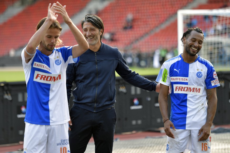 Der Grasshopper Trainer Murat Yakin, Mitte, strahlt mit Lucas Andersen, limks, und Jeffren, rechts, nach dem Sieg beim Fussballspiel der Super League Grasshopper Club Zuerich gegen den FC Sion im Stad ...