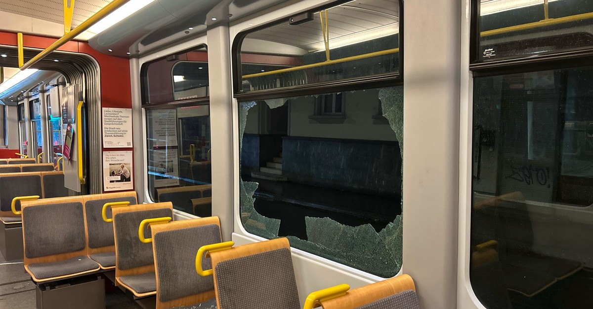 Unbekannte-bewerfen-Tram-in-Z-rich-mit-Knallk-rper-Polizei-sucht-Zeugen