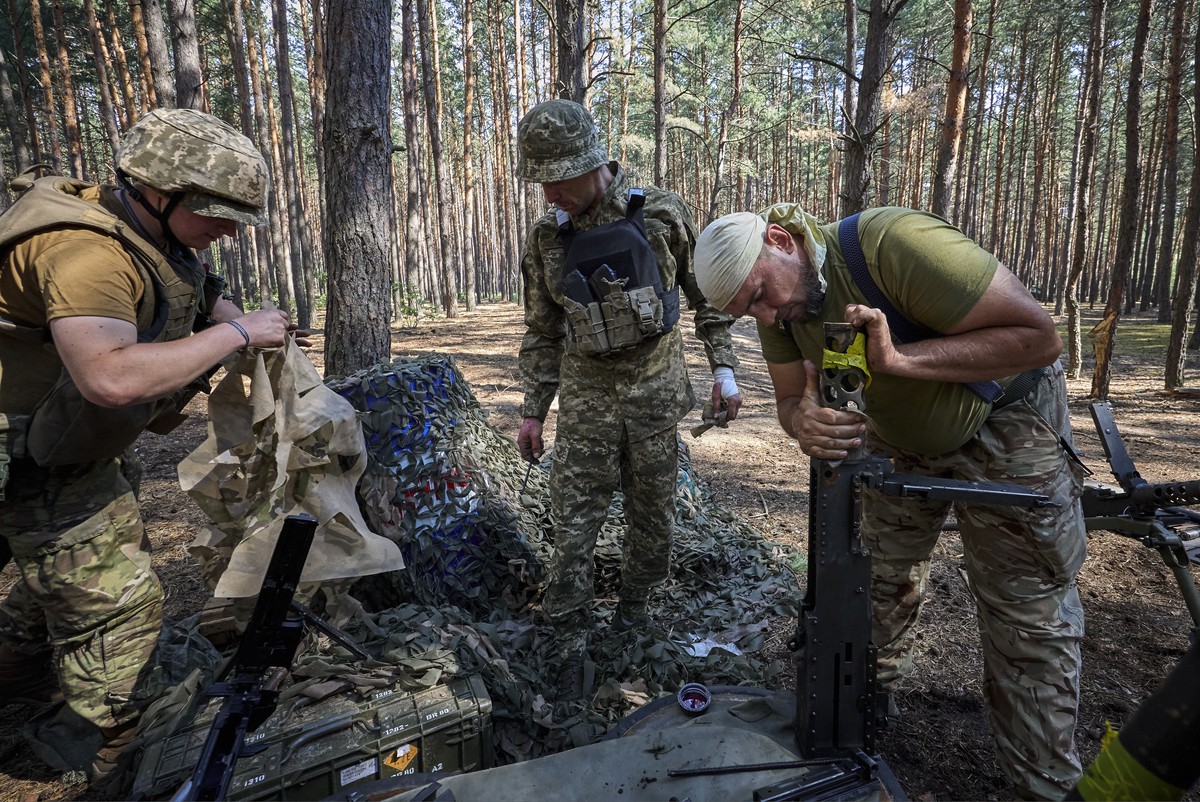 epa11419919 Ukrainian servicemen of the 57th Motorized Brigade attend their rest and regroup at an undisclosed location in the Kharkiv area, Ukraine, 18 June 2024, amid the Russian invasion. The comba ...