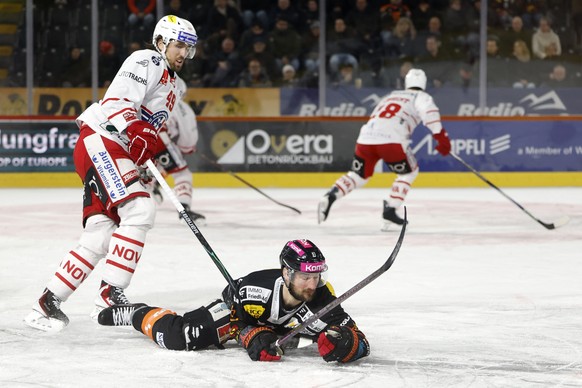 Tristan Scherwey (SCB), unten, und Victor Rask (SCRJ) in Aktion im Hinspiel der zweiten Play-In-Serie der National League zwischen dem SC Bern und SC Rapperswil-Jona Lakers, am Montag, 16. Maerz 2026  ...
