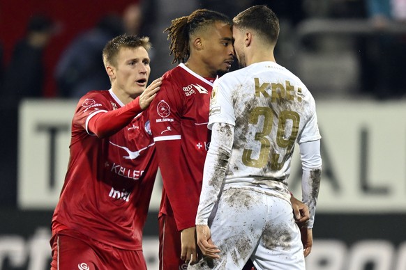 Der Winterthurer Samuel Ballet, links, und der Berner Darian Males, rechts, haben sich nicht gerne beim Fussballspiel der Super League FC Winterthur gegen die .BSC Young Boys im Stadion Schuetzenwiese ...