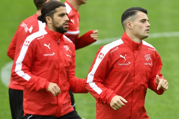 Granit Xhaka, rechts, und Ricardo Rodriguez, links, beim Training mit der Schweizer Fussball Nationalmannschaft in Freienbach (SZ) am Montag, 2. Oktober 2017. (KEYSTONE/Walter Bieri)