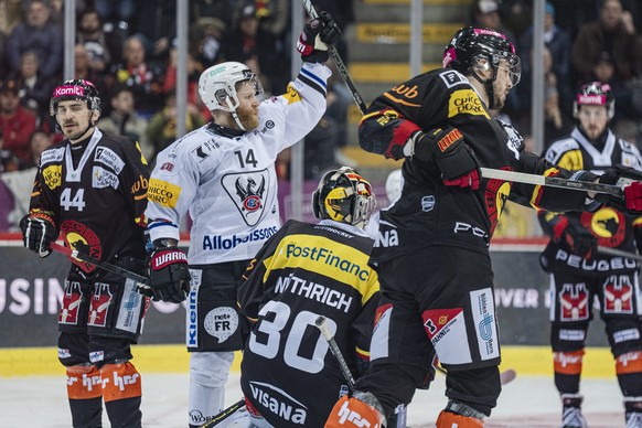 Samuel Kreis (SCB), Daniel Ljunggren (HCFG), Torhueter Philip Wuethrich (SCB) und Hardy Haeman Aktell (SCB), von links, beim Treffer zum 0:1im siebten Eishockey Playoff Viertelfinalspiel der National  ...