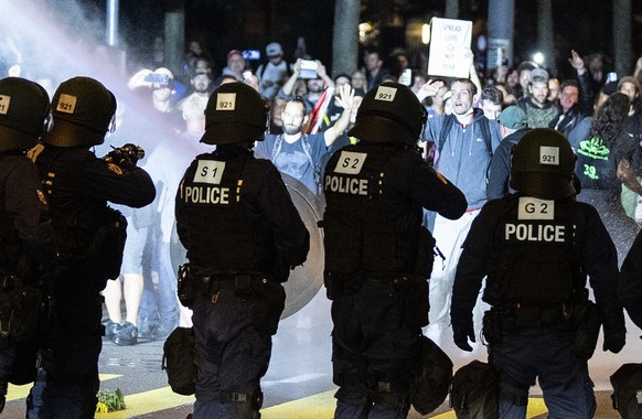 Die Polizei setzt Wasserwerfer und Gummischrot ein, am Mittwoch, 23. September 2021, in Bern. Die Kantonspolizei Bern wappnet sich gegen eine unbewilligte Kundgebung von Coronamassnahmen Gegner und wi ...