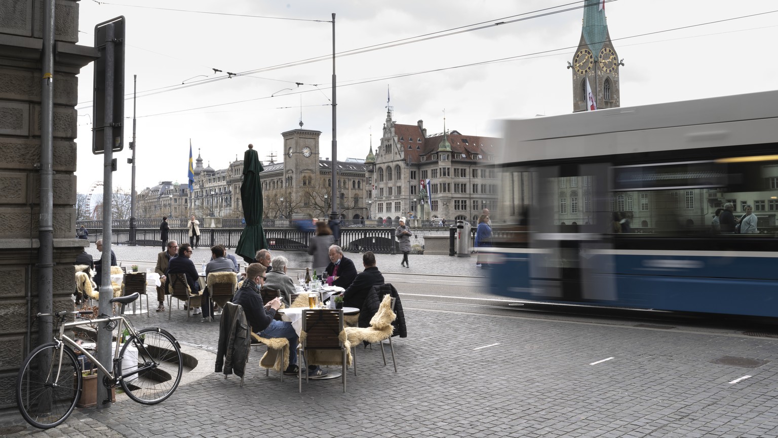 Gaeste sitzen auf der Terrasse eines Restaurants am Montag, 19. April 2021 am Limmatquai in Zuerich. Die Oeffnung der Terrassen und Aussenbereiche der Restaurants ist ab heute wieder erlaubt. (KEYSTON ...