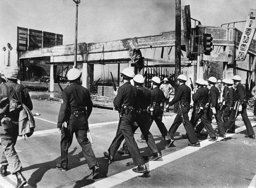 Kriegsähnliche Zustände: Nationalgardisten und Polizisten in Watts.