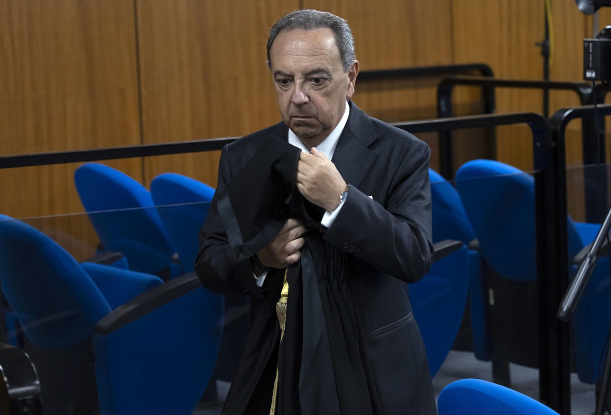 epa11454588 Chief prosecutor Francesco Lo Voi attends the new hearing in the trial against the four Egyptians accused of torturing and killing Giulio Regeni, in Rome, Italy, 03 July 2024. A trial was  ...