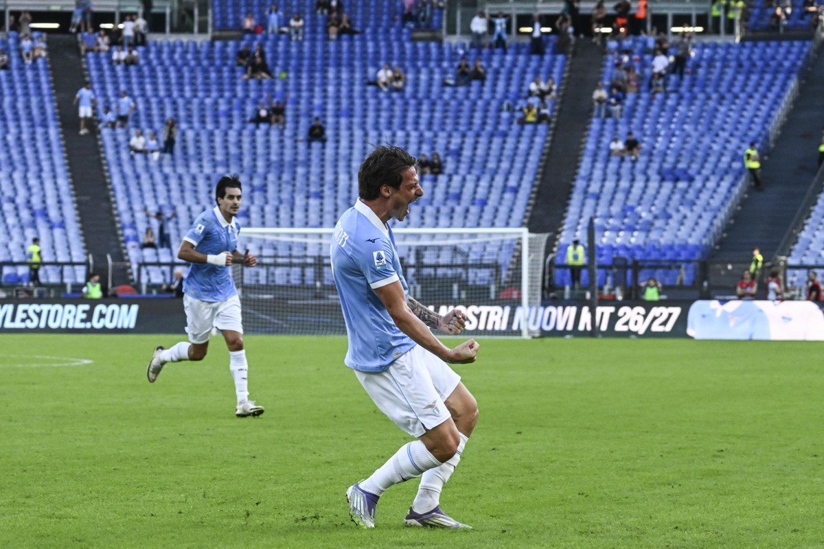 epa13296816 Lazio's Andrea Pinamonti celebrates his 3-1 goal during the Serie A soccer match between SS Lazio and AC Monza at the Olimpico stadium in Rome, Italy, 11 October 2026. EPA/RICCARDO AN ...