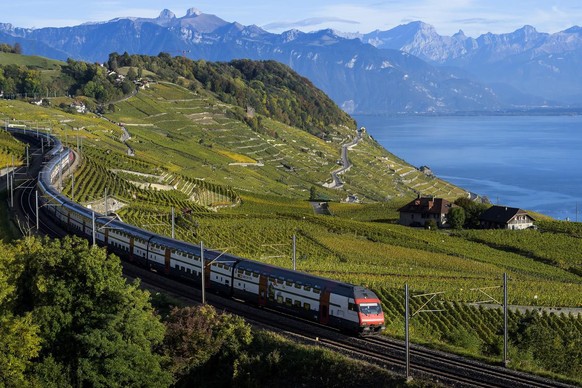 SCHWEIZ BAHN LAVAUX
Deux trains grandes lignes InterCity a double etages de la compagnie CFF-SBB circulent dans Lavaux, patrimoine mondial de l'humanite de l'UNESCO, avec le lac Leman et les ...