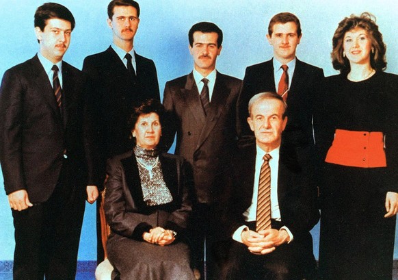 The Assad family circa 1992. Front row; Hafez al-Assad, his wife, Anisa Makhlouf. Rear; left to right: Maher, Bashar, Bassel, Majid, and Bushra al-Assad WHA PUBLICATIONxINxGERxSUIxAUTxONLY !ACHTUNG AU ...