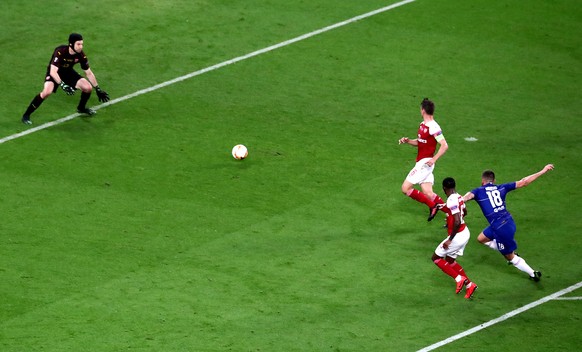 epa07611034 Olivier Giroud (R) of Chelsea and Arsenal&#039;s goalkeeper Petr Cech (L) in action during the UEFA Europa League final between Chelsea FC and Arsenal FC at the Olympic Stadium in Baku, Az ...