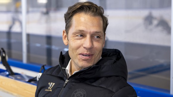 Marc Gautschi, right, Sport Director of Geneve-Servette HC, observes, during a training session prior a press conference of the presentation of the team Geneve-Servette HC before starting the new regu ...