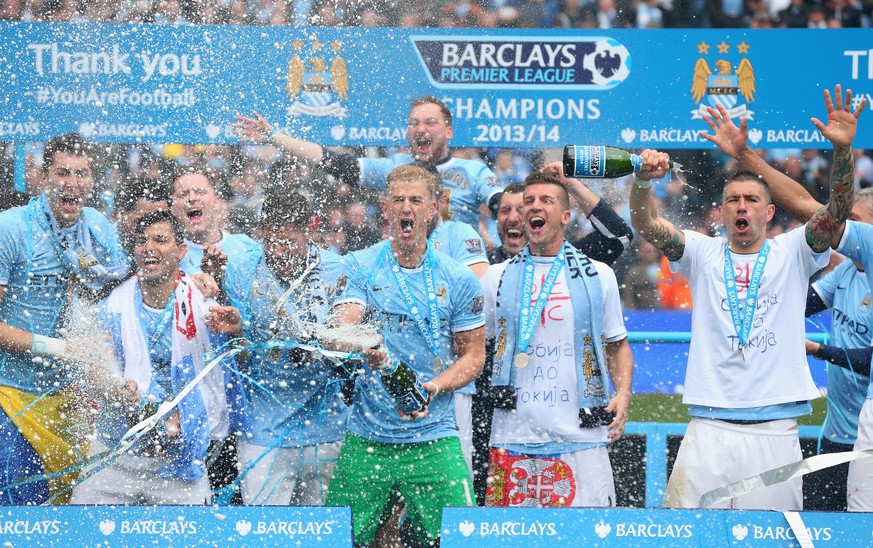 Partylöwe Joe Hart und Sergio Agüero mit Champagner.