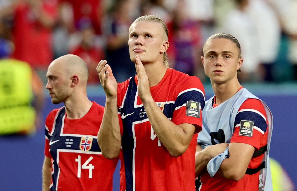 epa13105985 Erling Haaland of Norway applauds fans after the FIFA World Cup 2026 quarterfinals match Norway against England, in Miami, USA, 11 July 2026. England won 2-1. EPA/RONALD WITTEK