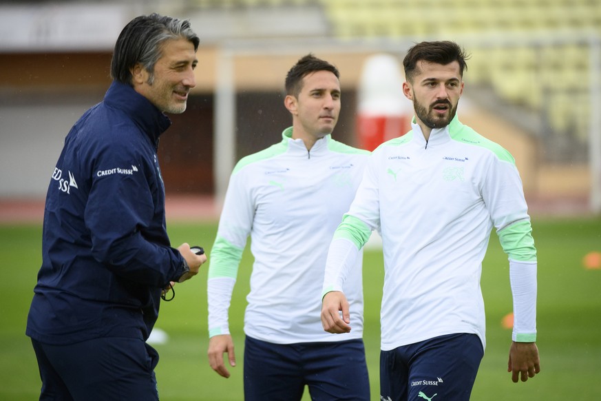 epa09505908 (L-R) Switzerland&#039;s national soccer team head coach Murat Yakin and his players Mario Gavranovic and Albian Ajeti attend a training session in Lausanne, Switzerland, 04 October 2021.  ...