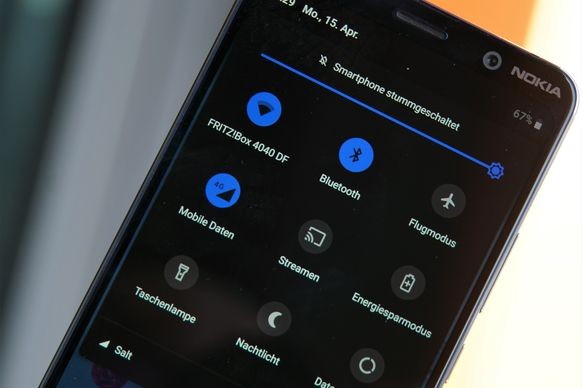 Das Nokia 9 mit dem alten Dark Mode von Android 9.