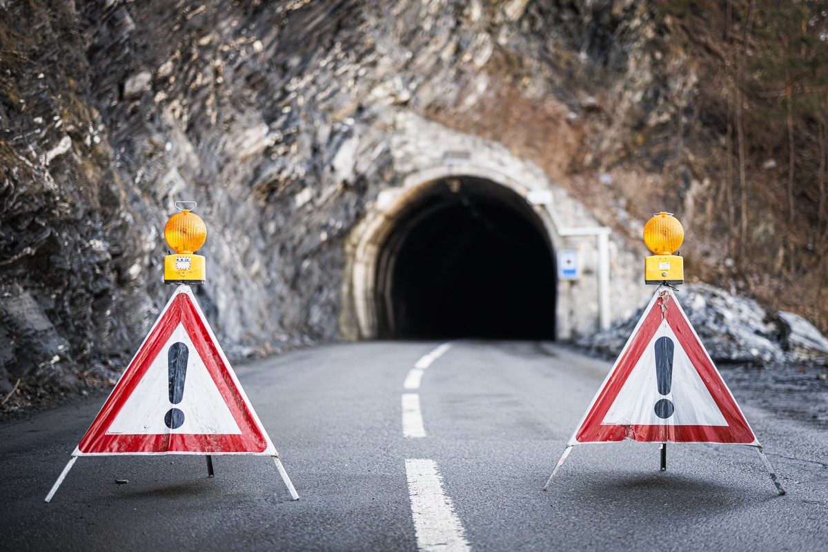L'entrée fermée du tunnel routier entre les villages de Riddes et de La Tzoumaz (VS).