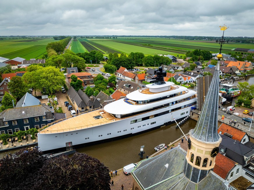 WOUBRUGGE - Passing and measuring at the Woubrugsebrug during the transport of former Starbucks CEO Howard Schultz s new yacht. The super deluxe mega yacht was built dooe Feadship and is 101.5 meters  ...