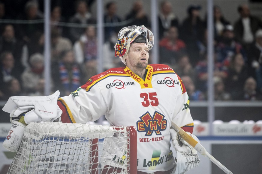 Biels Torhueter Harri Saeteri reagiert im dritten Playoff Eishockeyspiel der National League zwischen den ZSC Lions und dem EHC Biel, am Mittwoch, 20. Maerz 2024, in der Swiss Life Arena in Zuerich. ( ...