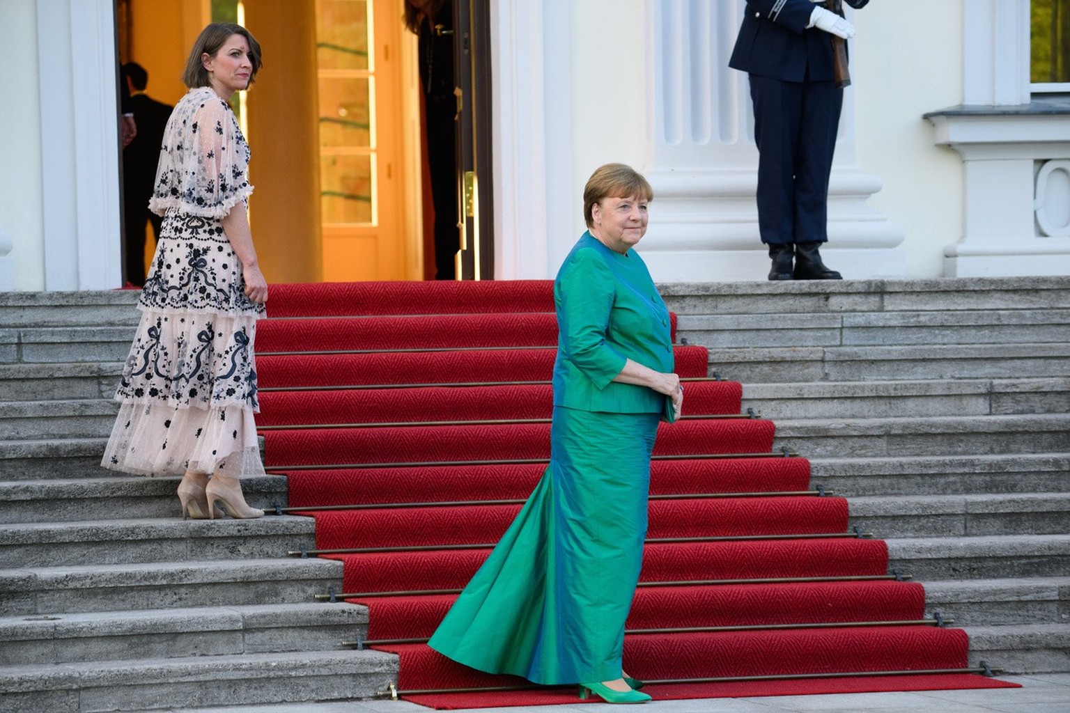 26.05.2024, Berlin: Angela Merkel (CDU), ehemalige Bundeskanzlerin, wird von D�rte Dinger, Chefin des Bundespr�sidialamts, beim Staatsbankett zu Ehren des Pr�sidenten von Frankreich, Macron, und seine ...