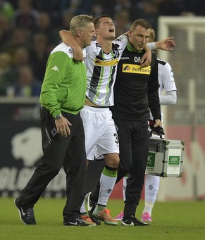 Granit Xhaka muss in den Schlussminuten vom Feld. Nach einer ersten Diagnose sind Bänder am Knöchel verletzt.