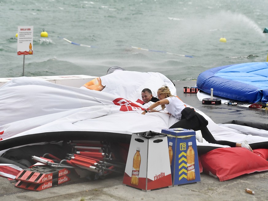 Ein Stand am Züri Fäscht wird vom vorüberziehenden Gewitter plattgedrückt.