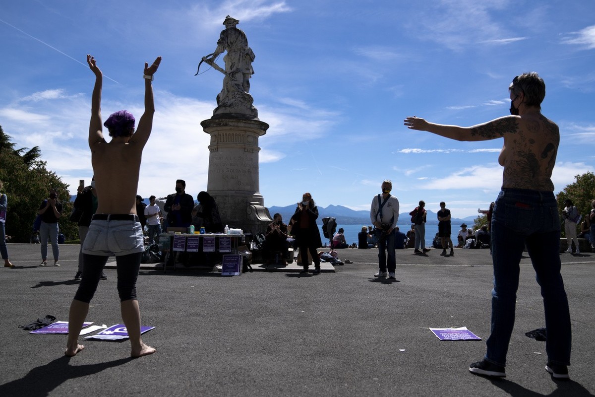 Des femmes dansent torse nu en participant a une flash mob au pied de la statue de Guillaume Tell lors d'une manifestation du collectif Vaud de la Greve féministe en réaction a l'avant-proje ...