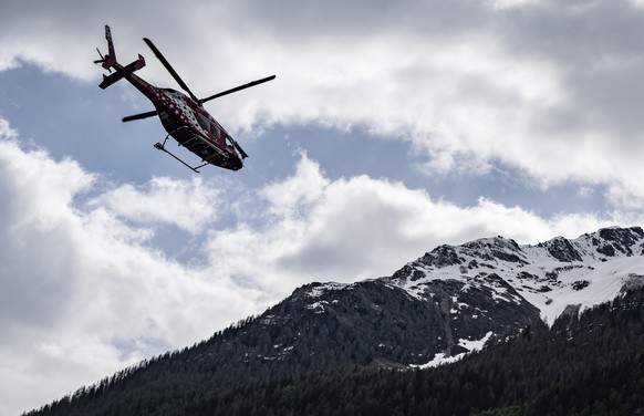 Ein Helikopter der Air Zermatt fliegt auf den Berg zum Kleinen Nesthorn im Loetschental, am Freitag, 23. Mai 2025, in Blatten. Das Dorf Blatten VS im Loetschental musste wegen der Gefahr eines Felsstu ...