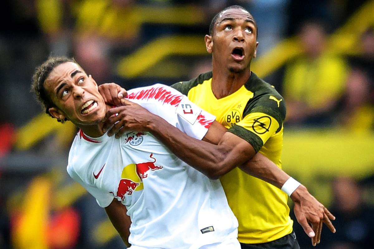 epa06975006 Leipzig's Yussuf Poulsen (L) in action against Dortmund's Abdou Diallo (R) during the German Bundesliga soccer match between Borussia Dortmund and RB Leipzig in Dortmund, Germany ...