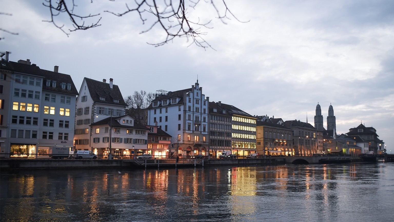 Blick ueber die Limmat zum Grossmuenster und das Niederdorf, aufgenommen morgens am Donnerstag, 11. Januar 2018, in Zuerich. (KEYSTONE/Melanie Duchene)