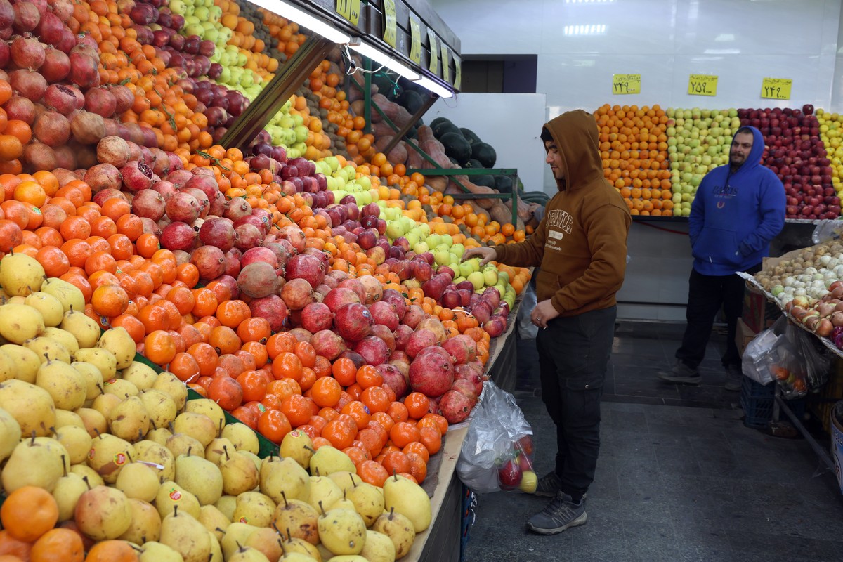 epa12618889 Iranians go shopping in a market in Tehran, Iran, 31 December 2025. Iran recently witnessed anti-government protests, which began primarily due to a severe economic crisis marked by skyroc ...