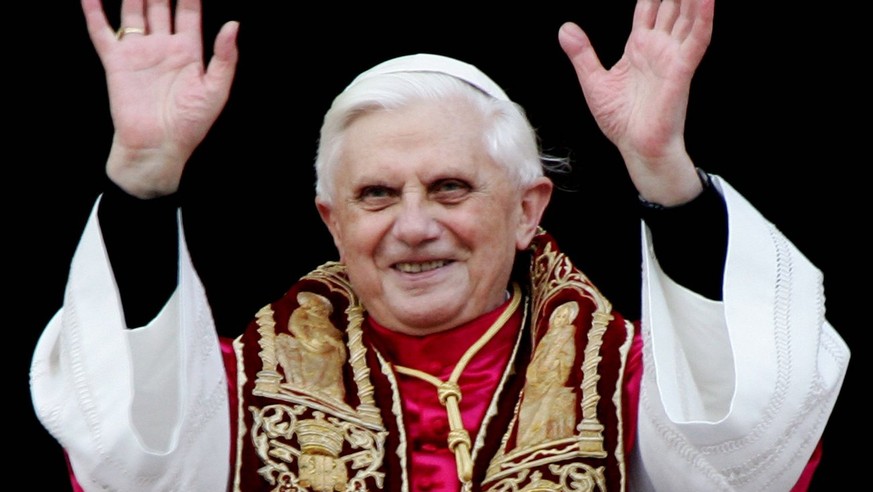 Der emeritierte Papst Benedikt wird von seiner Vergangenheit eingeholt.