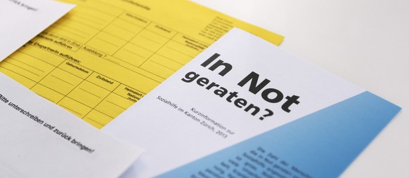 ARCHIVBILD ZU DEN ZAHLEN ZUR SOZIALHILFE 2016 --- Information material on social help titled &#039;In Not geraten?&#039; (English: Fallen into hardship?) and forms pictured at the social center Albisr ...