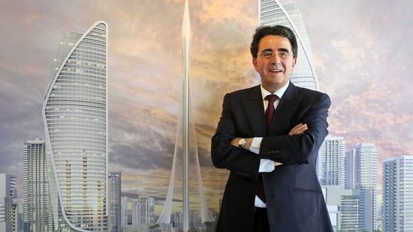 Santiago Calatrava posiert vor einer Zeichnung seines Mega-Projekts.&nbsp;