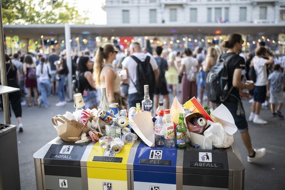 Abfall am Zueri Faescht, aufgenommen am Samstag, 8. Juli 2023 in Zuerich. An diesem Wochenende werden ueber 2,5 Millionen Besucherinnen und Besucher in der Limmatstadt erwartet. (KEYSTONE/Ennio Leanza ...